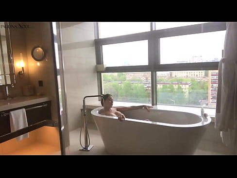 ❤️ 巨大的宝贝 激情地在浴室里撸起了她的阴部 at us
