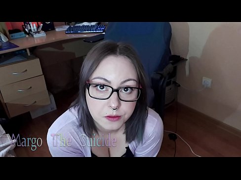 ❤️ 性感的眼镜女孩在镜头前深深地吸吮假阳具 at us
