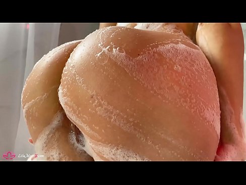 ❤️ 布鲁内特在淋浴时用振动器自慰阴部达到强烈的高潮 at us