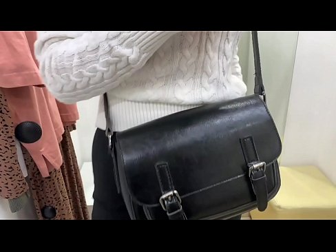 ❤️ 年轻婊子FeralBerry在试衣间用假阳具公开自慰 at us