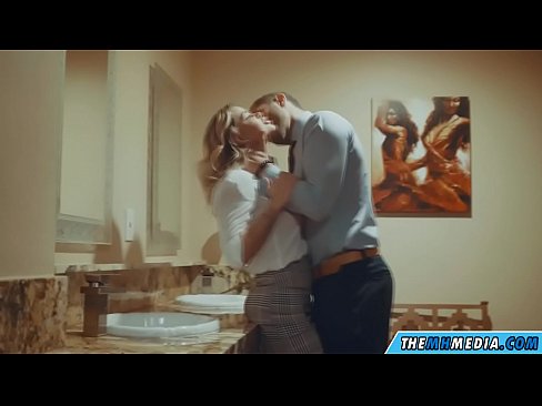 ❤️ 当一个胸大无脑的金发女郎在公共厕所里勾引你时 at us